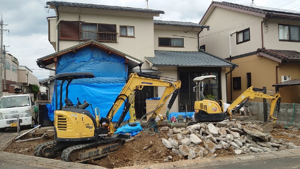 駐車場土間撤去(基礎工事)